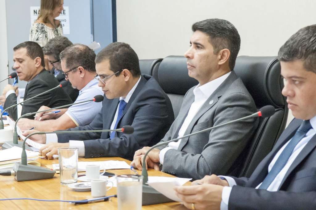 CCJ aprova obrigação de tomadas antichoque em locais de grande circulação de crianças