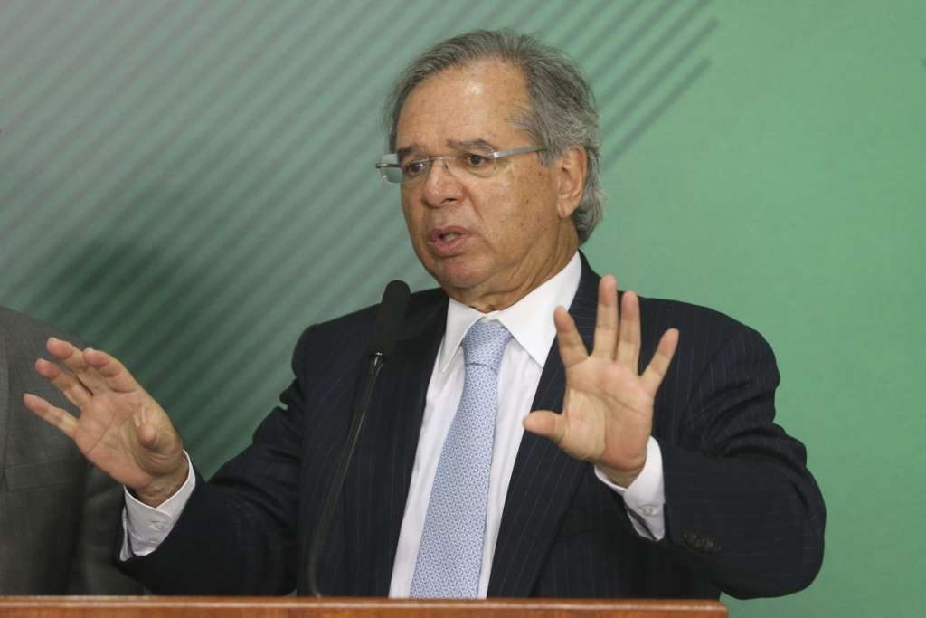 Ministro Paulo Guedes diz que governo trabalha para reduzir impostos