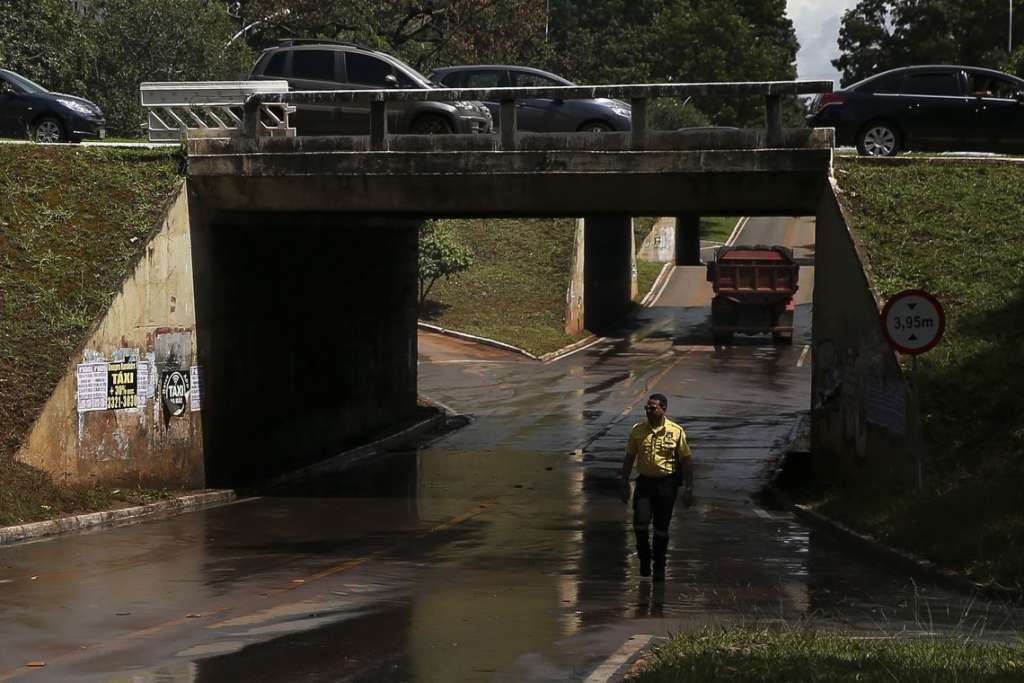 Chuvas previstas podem fechar vias no Distrito Federal