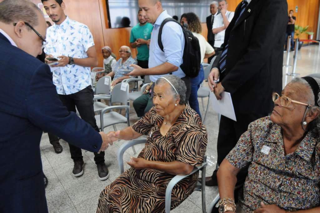 Ibaneis entrega escritura e doará salários ao Lar dos Velhinhos Bezerra de Menezes