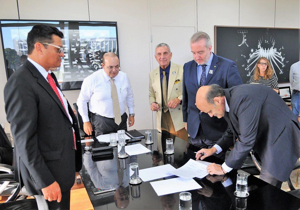 Ibaneis assina memorando de entendimentos com empresa alemã