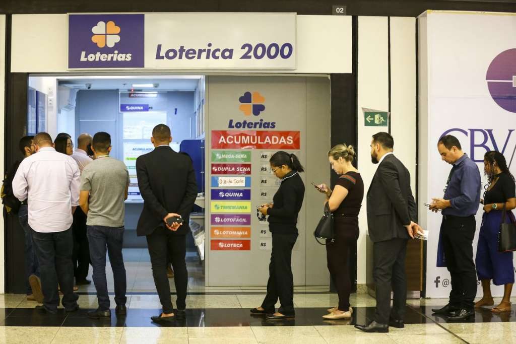 Mega-Sena sorteia neste sábado terceiro maior prêmio da história