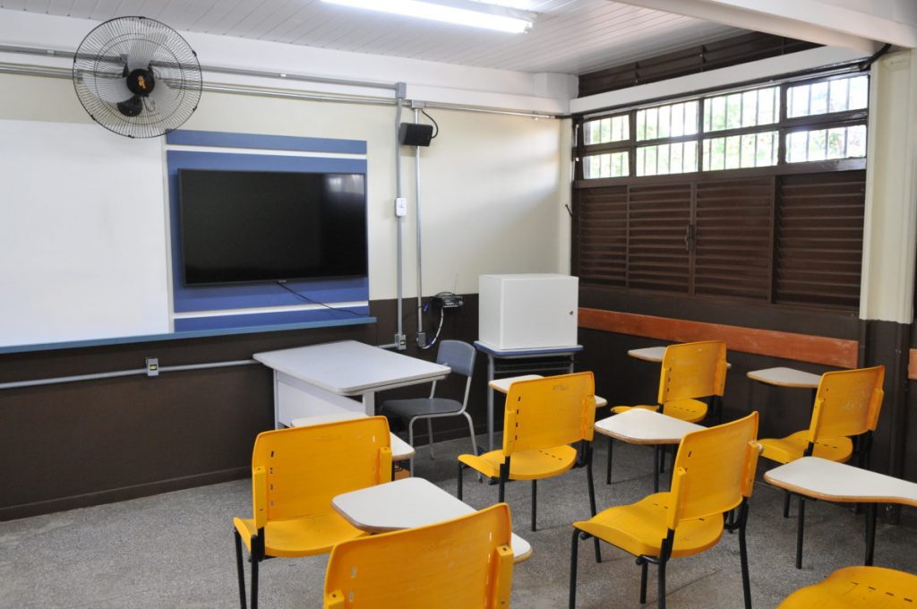 Escolas públicas do DF ganham aparelhos de TV modernos