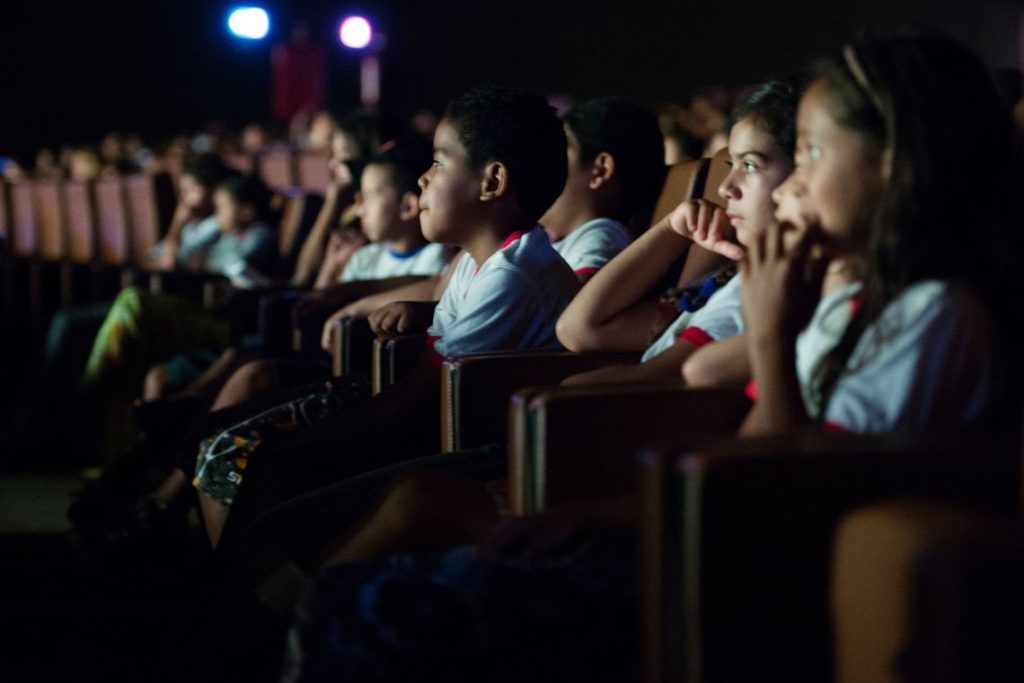 Projeto leva estudantes da rede pública do DF ao cinema