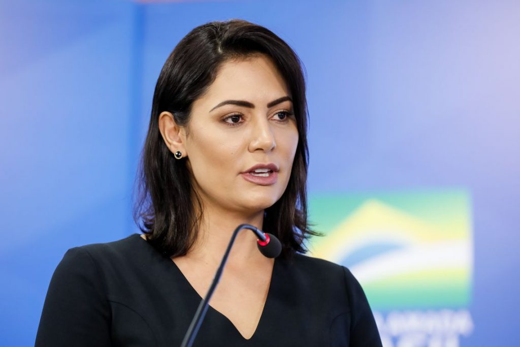 Michelle Bolsonaro tem alta de hospital e retorna ao Alvorada