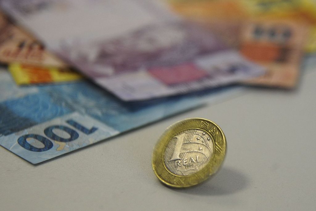 Salário mínimo de R$ 1.412 entra em vigor nesta segunda-feira