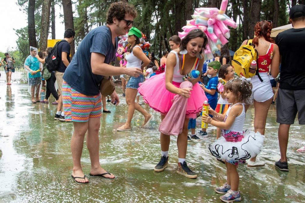 Chuva não impede a diversão da criançada