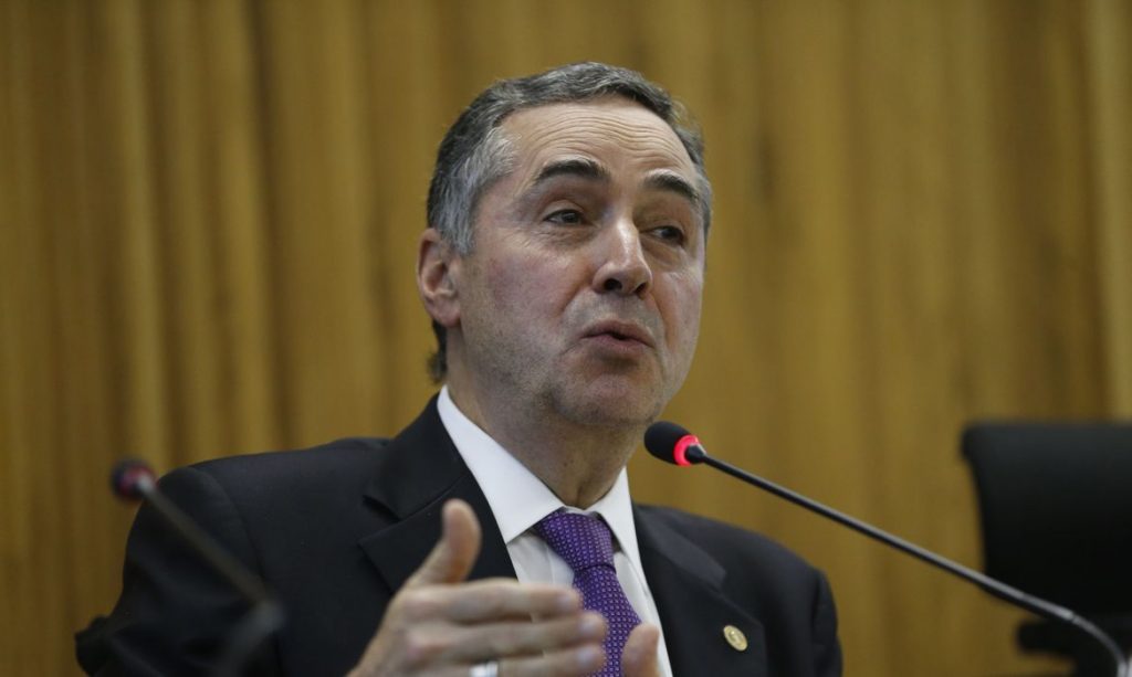 Privilégios na aposentadoria do STF: especialista explica salário de Barroso