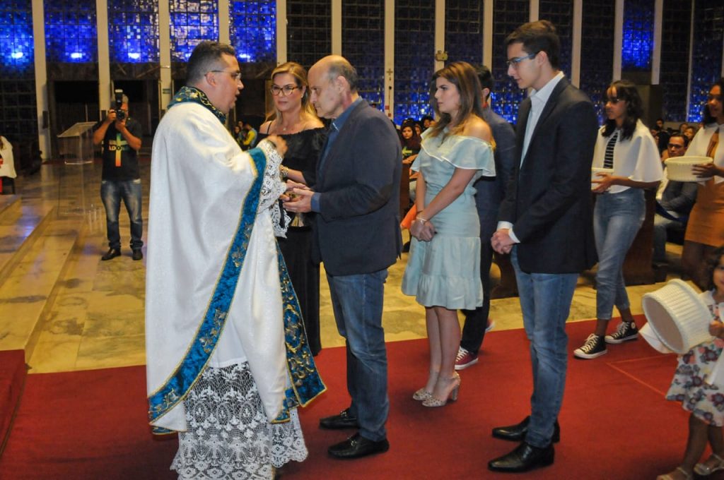 Paco Britto e família participam de missa em homenagem a Dom Bosco