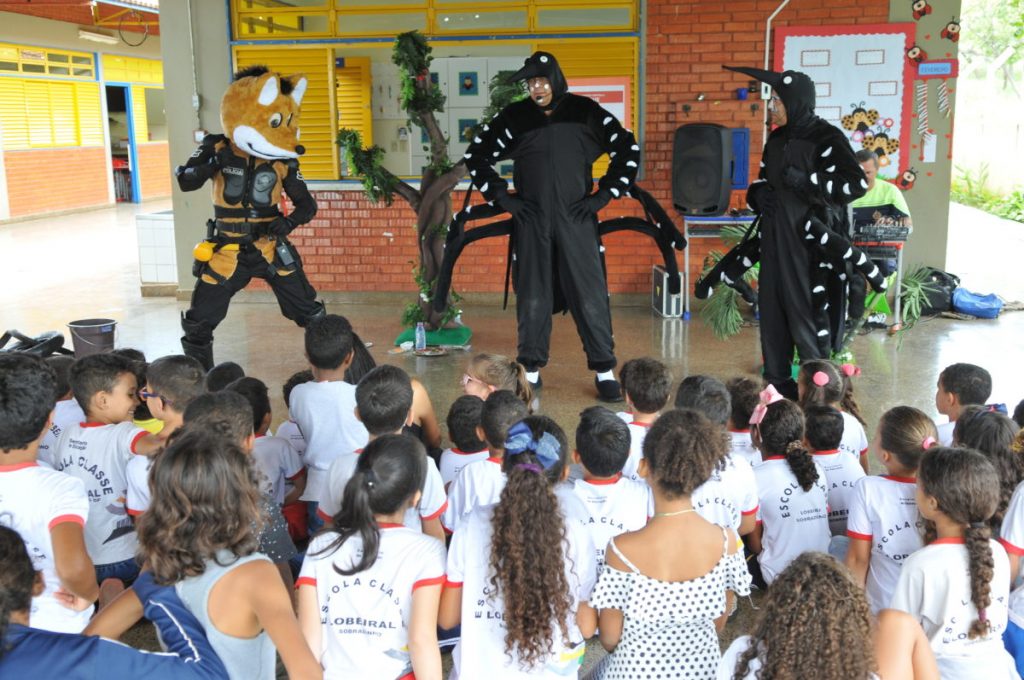 Com teatro infantil, PMDF planta semente contra a dengue