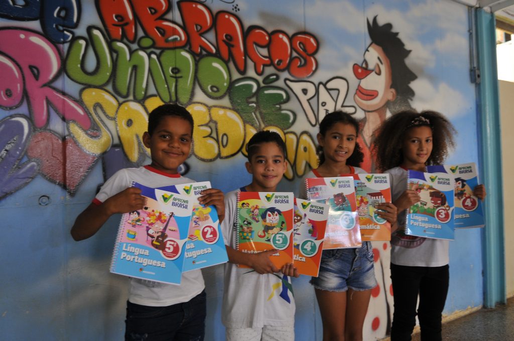 GDF entrega mais de 200 mil livros complementares
