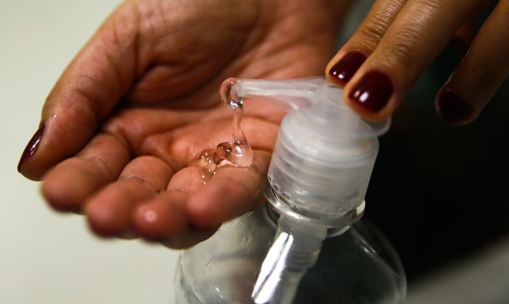 Após liminar, GDF reduz ICMS de álcool gel, máscaras e luvas