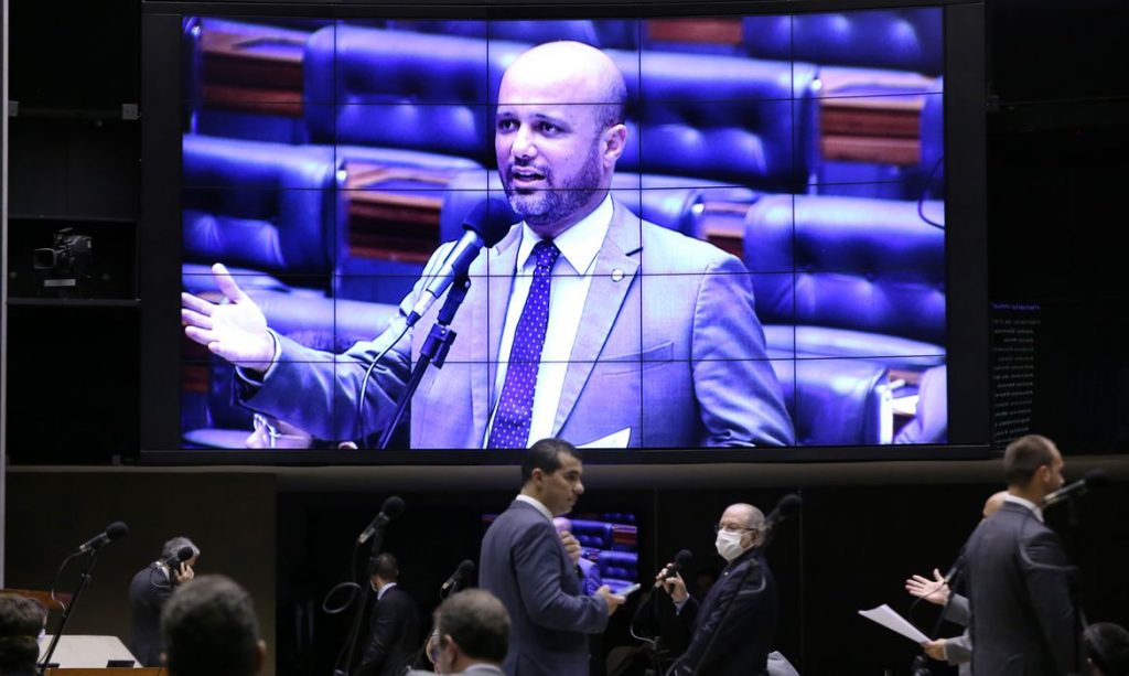 Câmara aprova texto-base de suspensão de dívida de estudantes com Fies