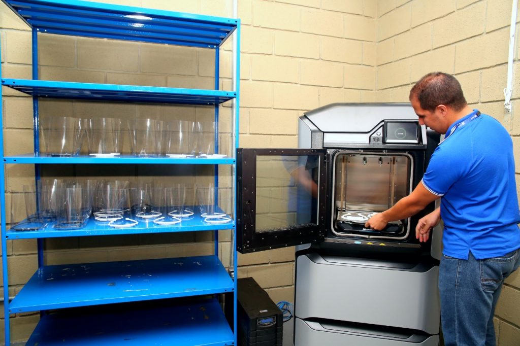 Caesb usa impressora 3D para produzir máscaras de proteção contra o coronavírus