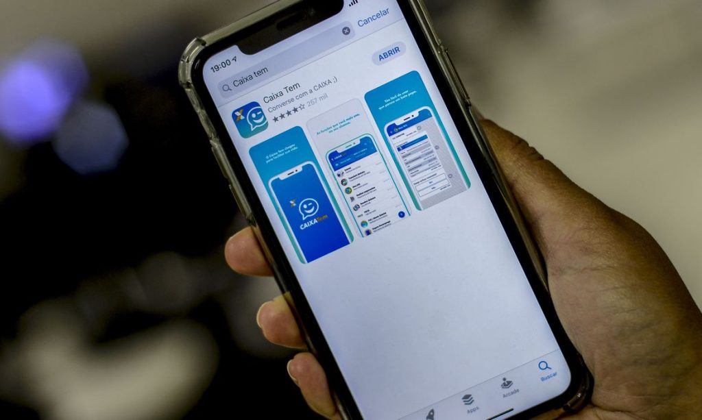 Beneficiários do auxílio emergencial podem pagar compras via celular