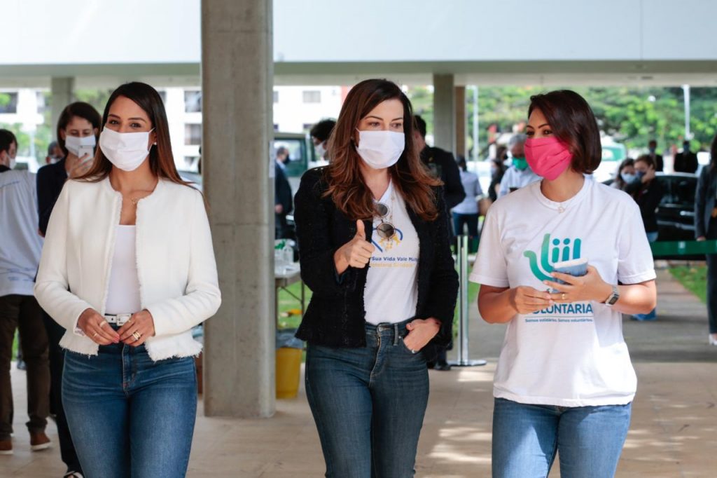 Primeira-dama do Brasil visita programa do GDF para proteção de idosos contra a Covid-19