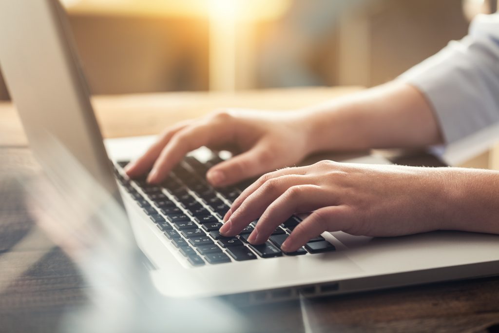 Sesc oferece no DF o serviço de acolhimento social virtual gratuito para idosos
