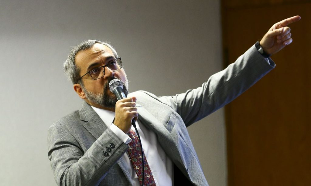Weintraub deve ser ouvido hoje pela Polícia Federal