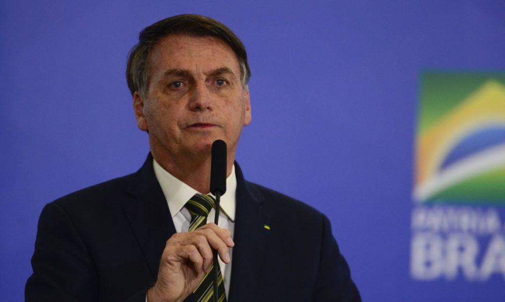 Presidente Bolsonaro fala sobre o risco de endividamento público em live
