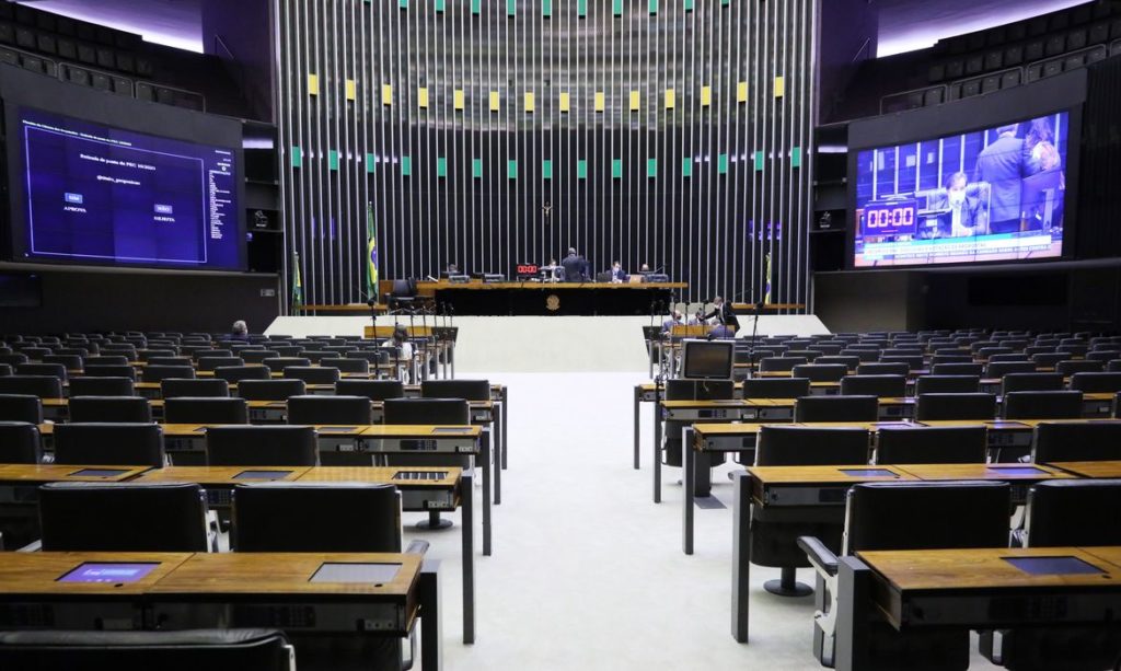 Câmara dos Deputados aprova texto-base da MP que altera regras trabalhistas