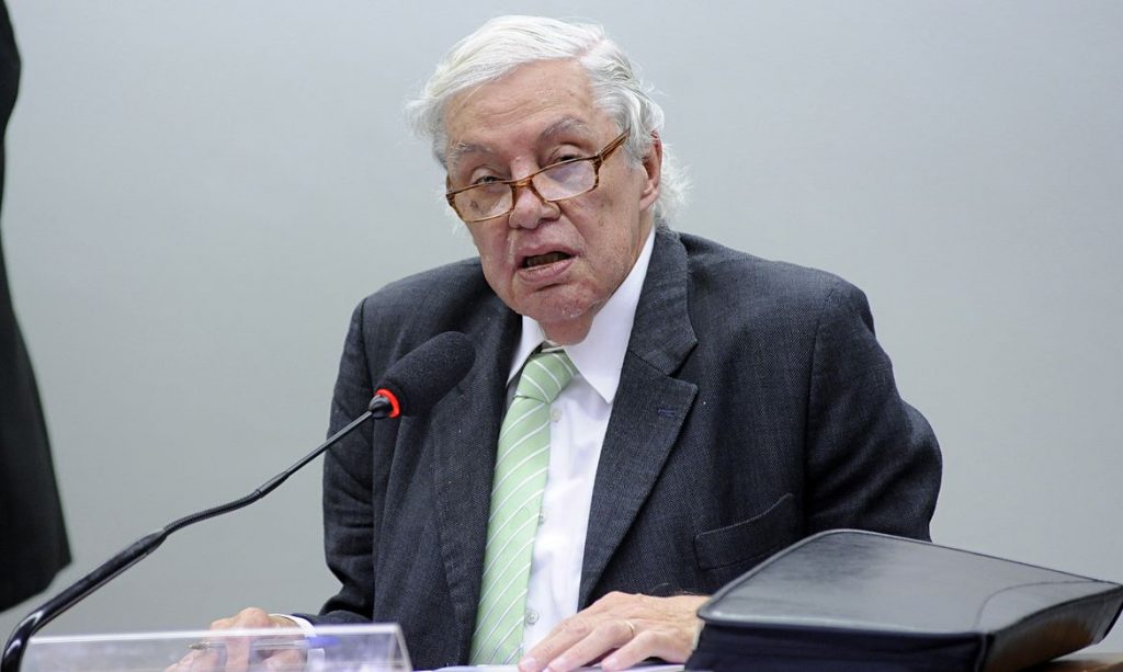 Ex-presidente do BNDES Carlos Lessa morre no Rio
