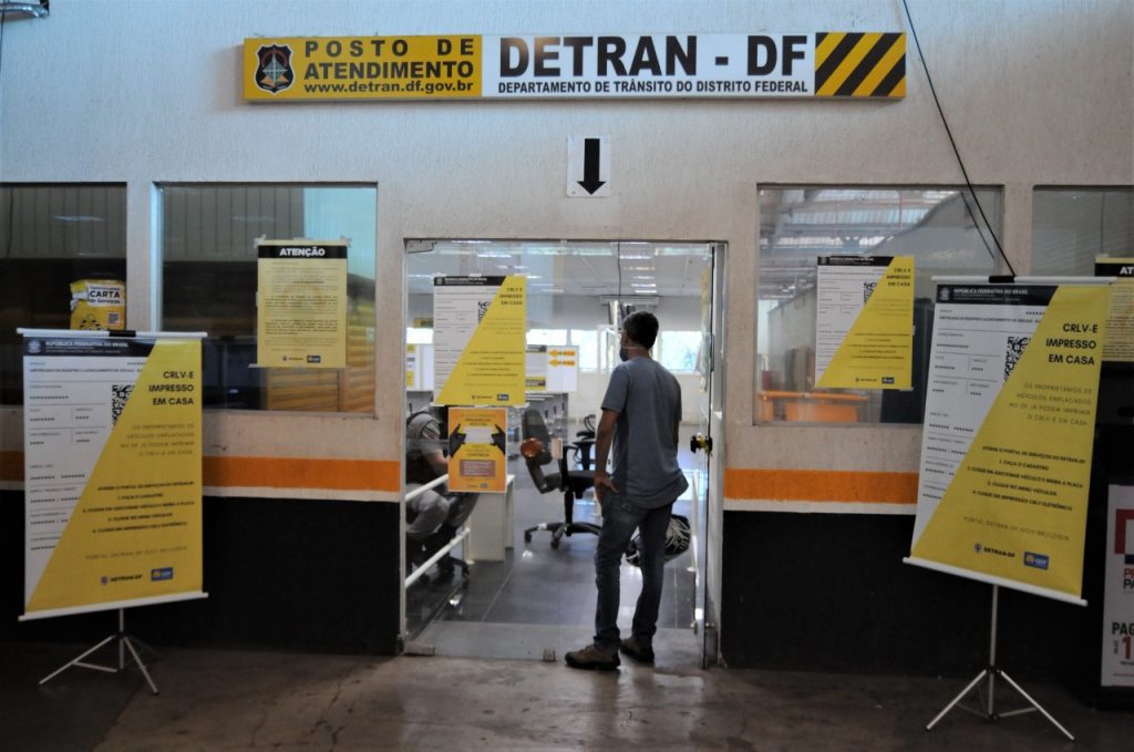 Detran-DF retoma atendimentos presenciais e investe no on-line