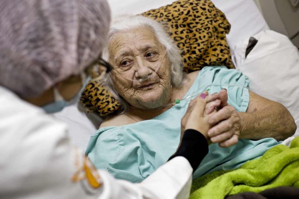 Aos 84 anos, paciente recupera-se da Covid-19 no Hospital de Apoio