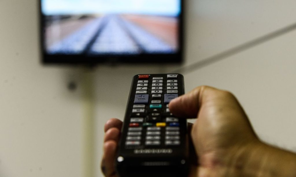 Decreto assinado por Bolsonaro flexibiliza exigências para concessões de rádio e TV