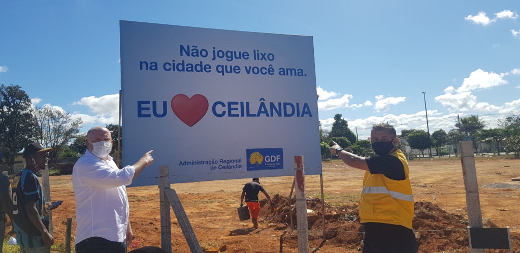 Administração de Ceilândia instala placas em terrenos cercados para alertar sobre o descarte irregular de lixo