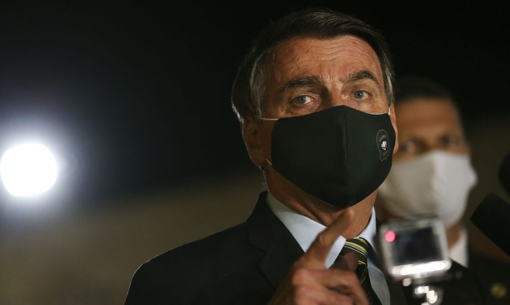 Presidente Bolsonaro anuncia que novo teste para covid-19 deu negativo