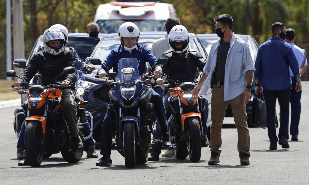 Bolsonaro anda de moto e visita deputada Bia Kicis em Brasília