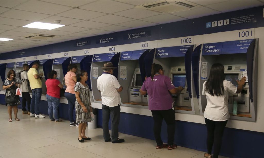 Caixa paga R$ 3,8 bi aos trabalhadores nascidos em julho e agosto, nesta segunda