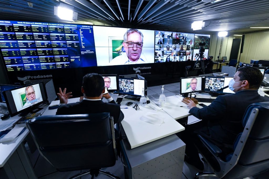 “Brasil está perdendo de 7×1 no sistema financeiro”, avalia Izalci em audiência com ministro da Fazenda, Paulo Guedes