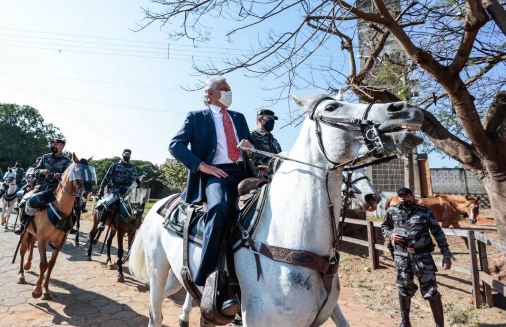 Caiado visita regimento de Cavalaria e destaca “trabalho diferenciado” das forças policiais