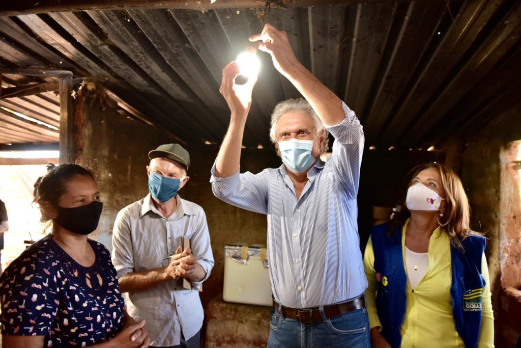 Governo de Goiás leva energia elétrica para 256 famílias em assentamentos no município de Formosa