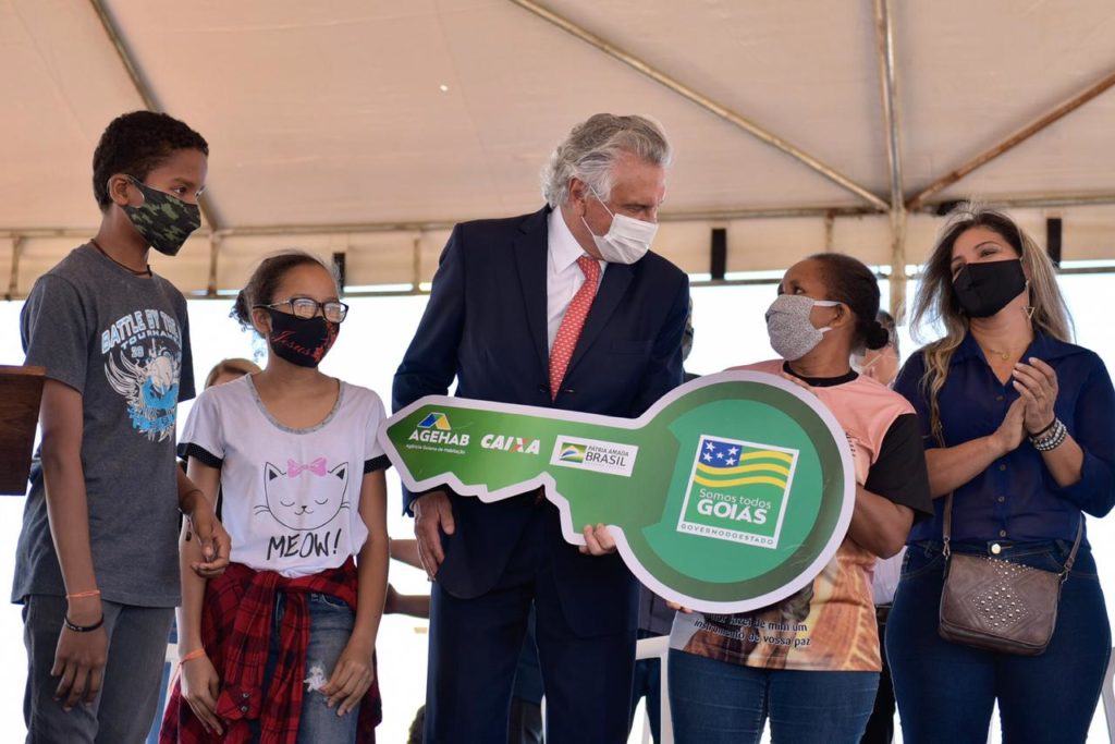 OBRAS | Caiado entrega 93 moradias no Residencial João Paulo II, em Goiânia