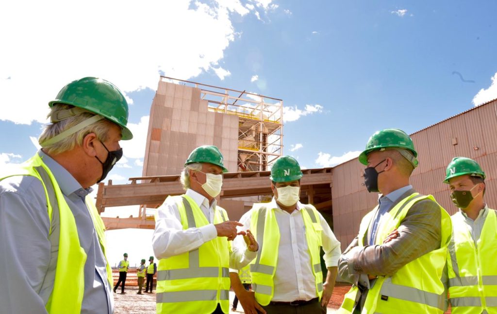 Em Morrinhos, Caiado visita empresa canadense que está investindo R$ 60 milhões em Goiás e fiscaliza obras estaduais