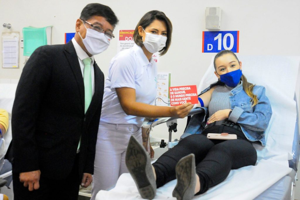 Primeira-dama Michelle Bolsonaro visita Hemocentro e estimula doação de sangue