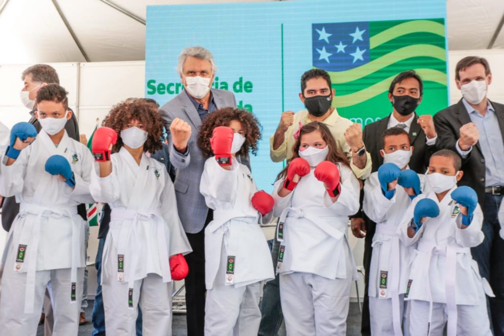 Governo de Goiás entrega mais de R$ 26 milhões em benefícios para a Educação e anuncia fim das escolas de placas no Estado