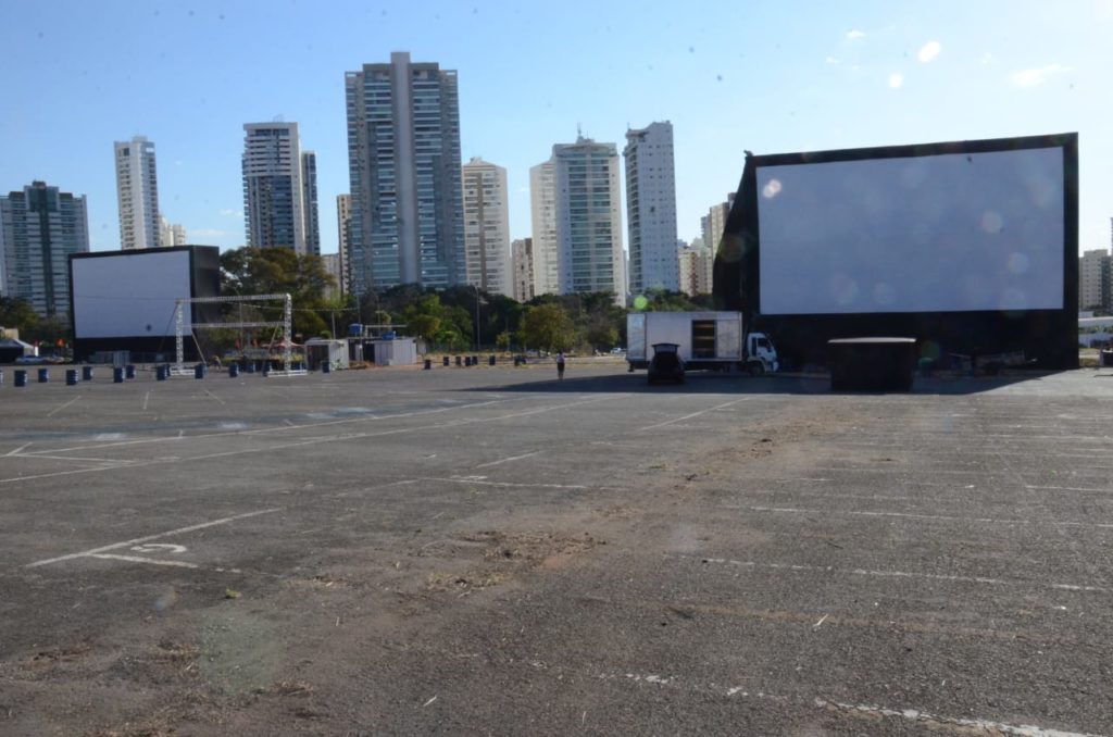 Drive-in inicia atividades no estacionamento do Serra Dourada