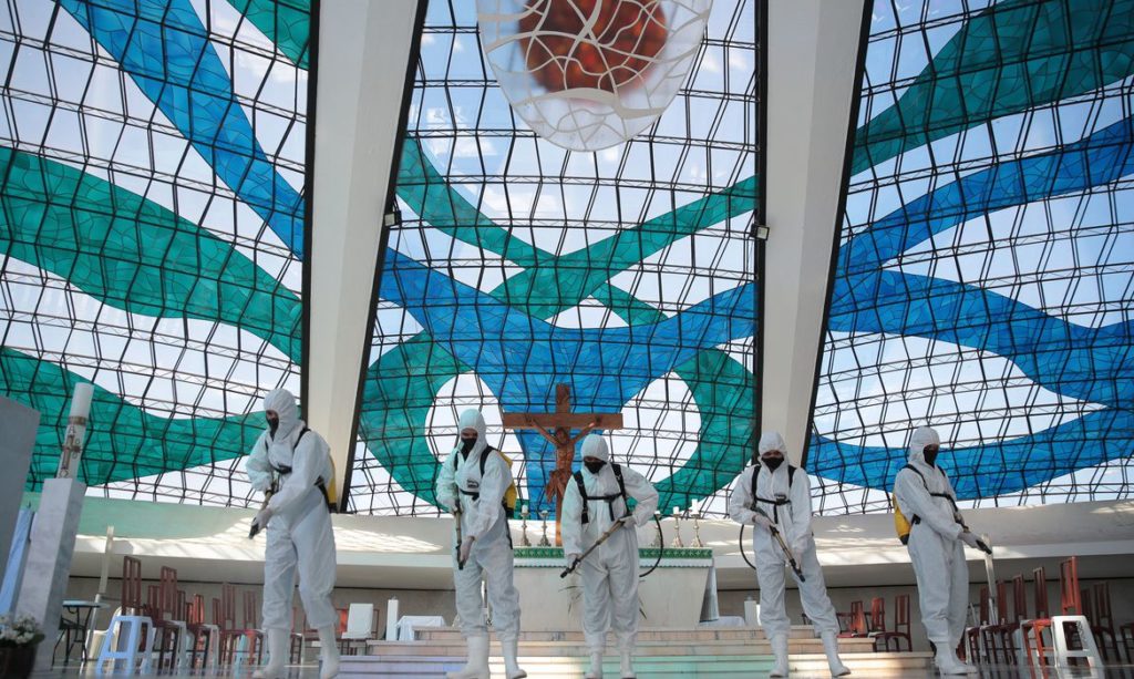 Covid-19 | Catedral de Brasília passa por descontaminação