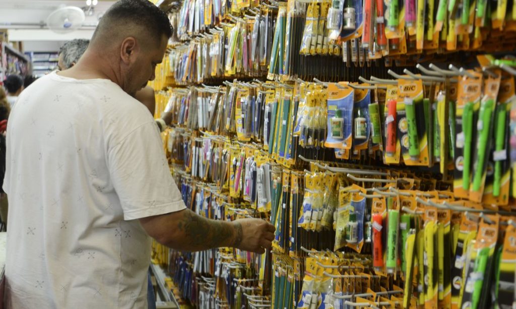 Procon-DF inicia fiscalização da lista de material de escolas particulares