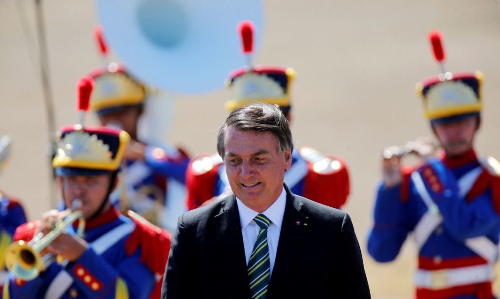 Presidente Bolsonaro cumprimenta populares em solenidade de 7 de Setembro