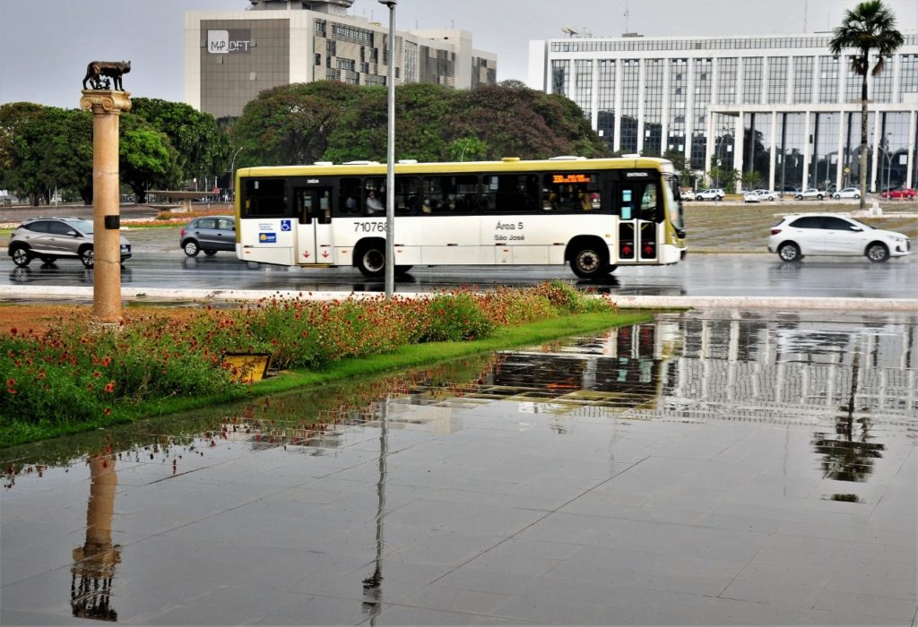Chove em Brasília | Defesa Civil e Detran orientam a população