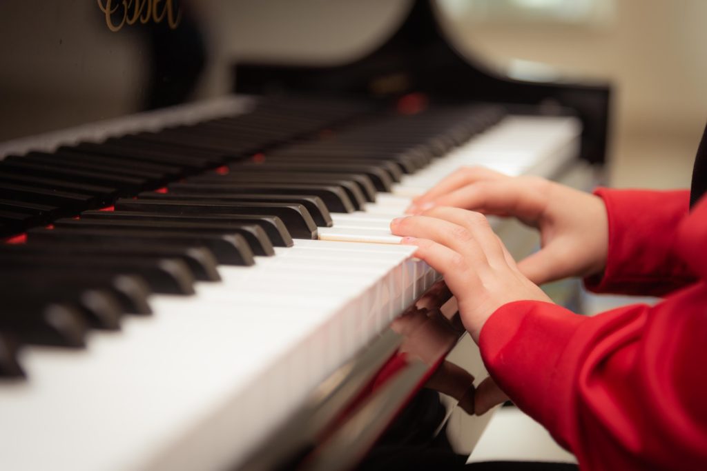 Aulas de música são fundamentais para o desenvolvimento de crianças e adolescentes