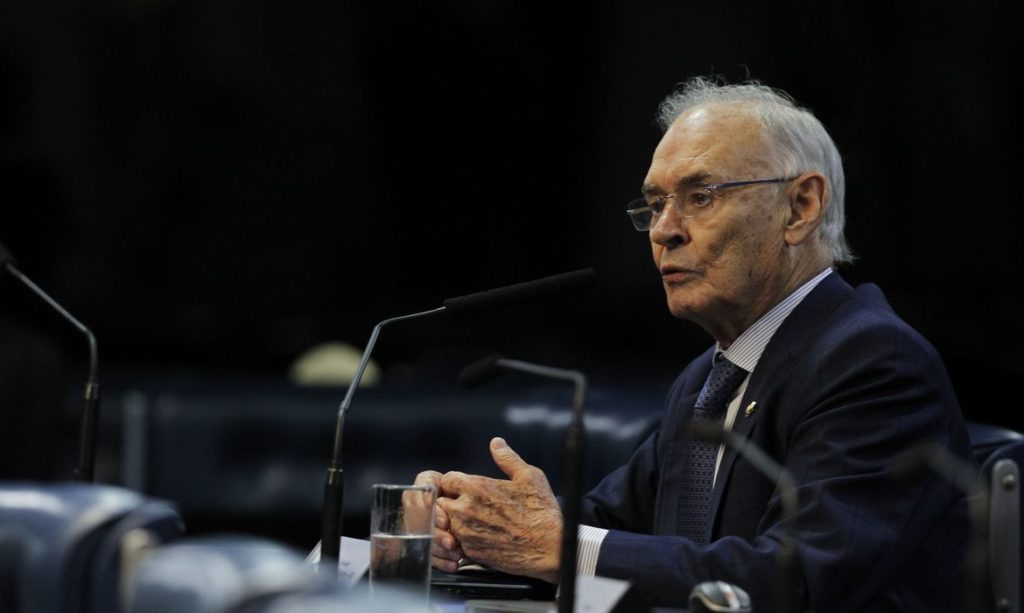 Senador Arolde de Oliveira morre em decorrência da covid-19