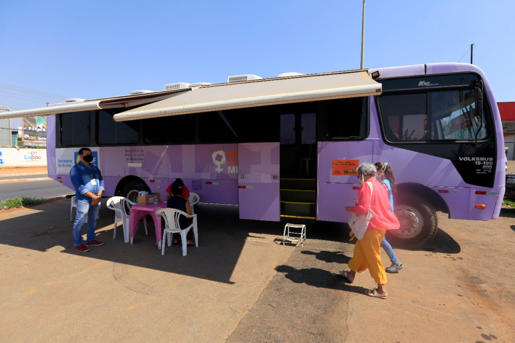 Ônibus da Mulher chega a Ceilândia e Samambaia e reforça o Outubro Rosa