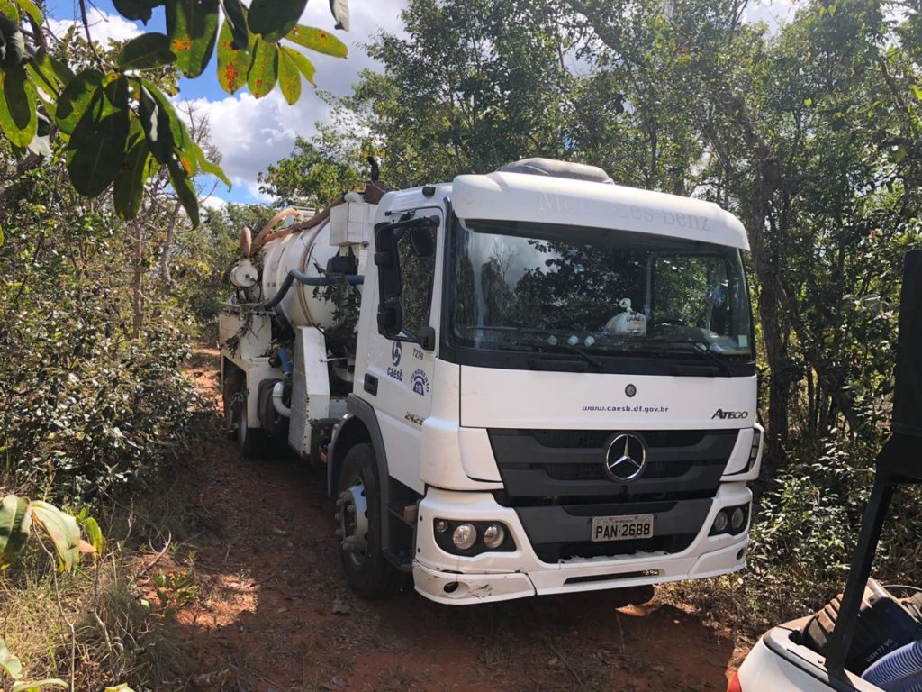 Caesb realiza limpeza de adutora do Parque Nacional de Brasília