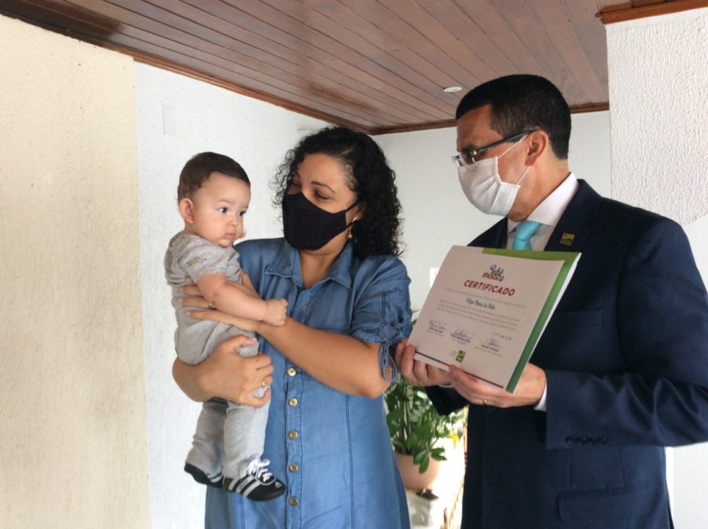 Primeira criança registrada por biometria neonatal em Goiás recebe certificado do Ipasgo