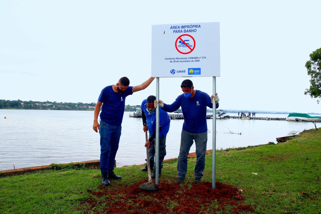 Caesb produz e instala placas para orientar usuários do Lago Paranoá